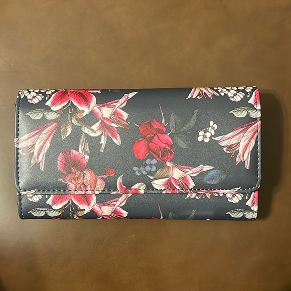 NWT Mundi Filemaster wallet Lots of compartments ID and CC Slots rear zipper - Picture 1 of 4